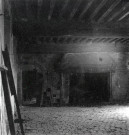 Manthes.- Salle B de l'ancien Prieuré de bénédictins de l'ordre de Cluny. Grande salle cheminée décorée de rinceaux noirs sous plafond français peint ocre.