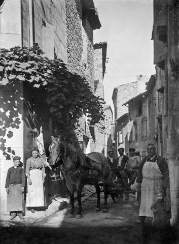 Buis-les-Baronnies.- Villageois rue du Puits Communal.