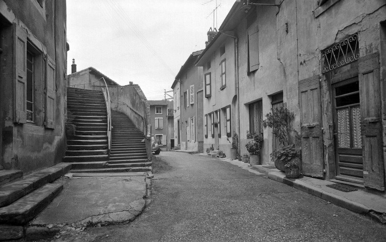 Saint-Donat-sur-l'Herbasse.- Escaliers montant au Palais Delphinal.