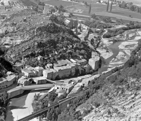 Vue aérienne du village et du pont sur la Drôme.