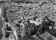 Vue aérienne de la ville, au premier plan le château des Adhémar.