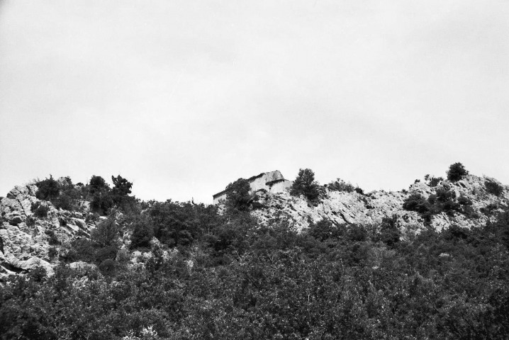 Bénivay-Ollon.- Les abords de la chapelle Saint-Jean d'Ollon.