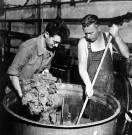 Bourg-de-Péage. - Opération de teinture du poil aux ateliers de la chapellerie Mossant (dans les années 1950).