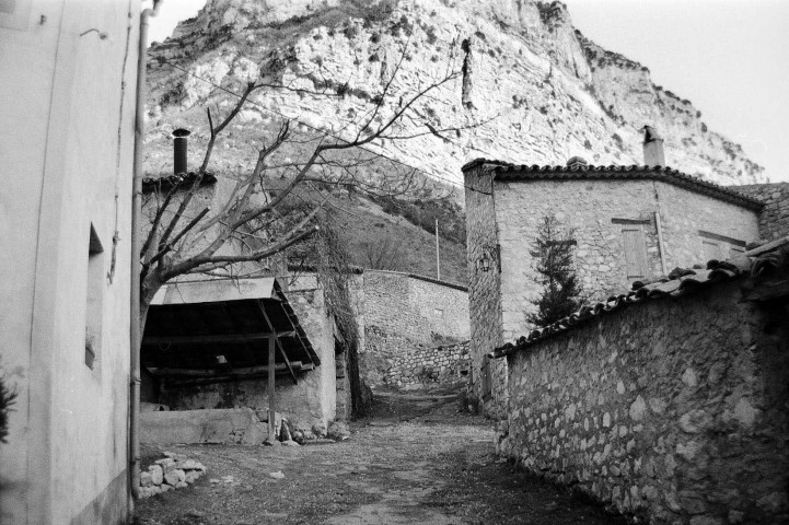 Saint-May. - Ruelle et lavoir du village.