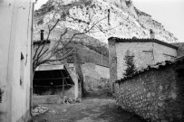 Saint-May. - Ruelle et lavoir du village.