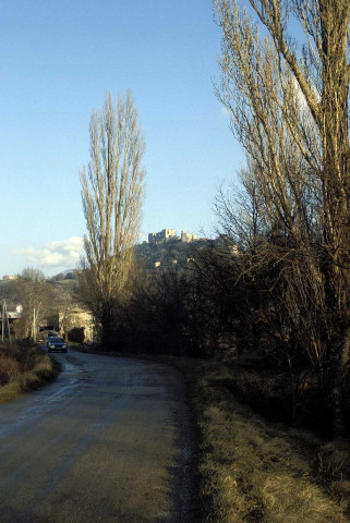 Soyans.- Les abords du château et la chapelle.