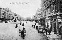 La place de la République et le monument Émile Augier.