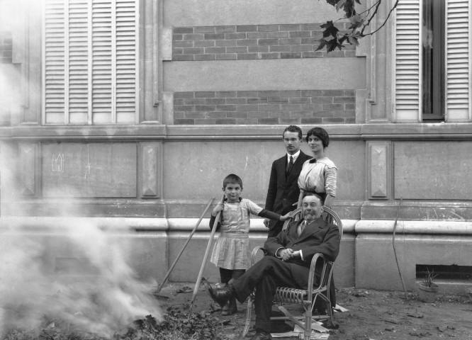 Montélimar. - Henri Aymé-Martin, Pierre Aymé-Martin, Marie Aymé-Martin, debout à côté d'Albert Aymé-Martin, assis dans un fauteuil de jardin, près de la maison familiale.