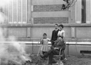 Montélimar. - Henri Aymé-Martin, Pierre Aymé-Martin, Marie Aymé-Martin, debout à côté d'Albert Aymé-Martin, assis dans un fauteuil de jardin, près de la maison familiale.