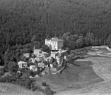 Vue aérienne du château et du village.