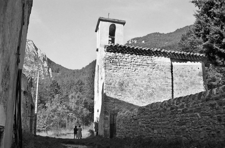 Chastel-Arnaud.- La façade sud de l'église Saint-André.