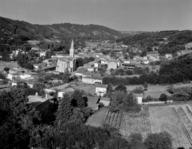 Lens-Lestang. - Vue aérienne du village et de l'église Saint-Jean-Baptiste