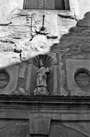 Bouchet.- Statue au dessus du porche de l'église Notre-Dame.