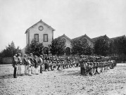 Romans-sur-Isère.- Bataillons scolaires sur la place d'Armes (actuel Place Jean Jaurès).