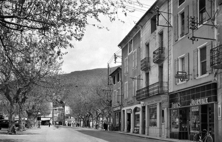 Nyons. - Place de la Libération.