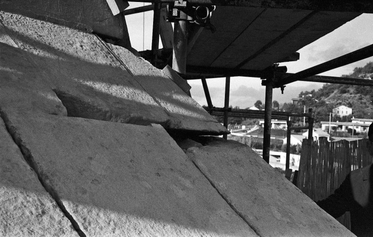 Mours-Saint-Eusèbe. - Le clocher de l'église Notre-Dame en travaux, en novembre 1977.