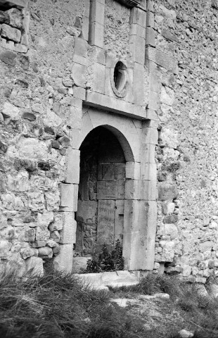 La Charce.- Le porche du château.