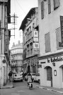 Valence.- Enseignes publicitaires aux abords de la Maison des Têtes.