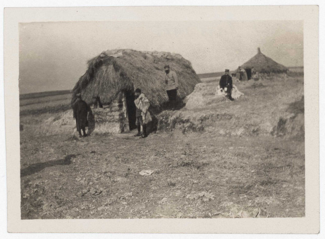 Maffrecourt, ferme Effraim. - Guitounes de repos.