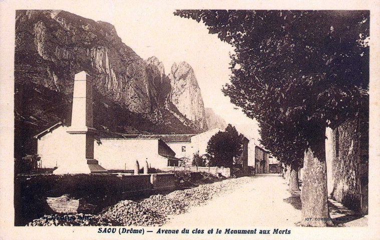 Avenue du clos et le monument aux morts à Saoû.
