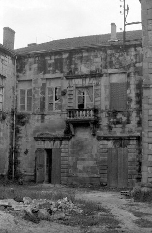 Chatuzange-le-Goubet. - L'aile sud du château de Pizançon.