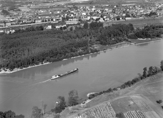 Vue aérienne du village et du Rhône.