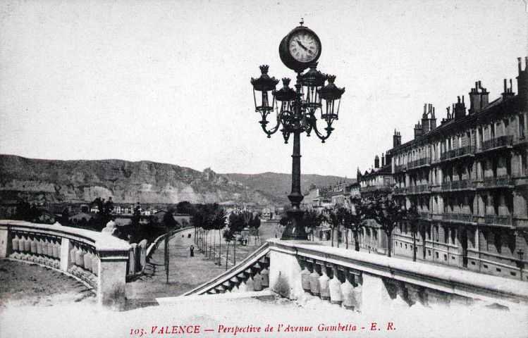 L'avenue Gambetta vue de l'esplanade du Champ de Mars.