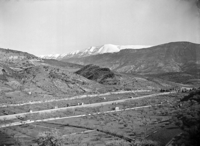 Buis-les-Baronnies.- La vallée de l'Ouvèze, la colline boisée est le "Champ de Pins", propriété de la famille Aubery et le mont Ventoux enneigé.