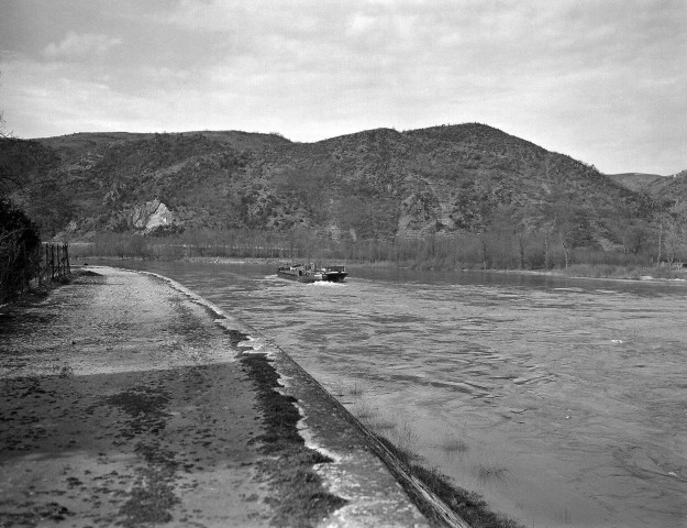 La Roche-de-Glun. - Péniche descendant le Rhône.