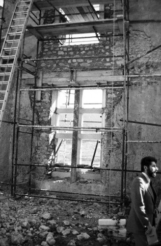 Montbrun-les-Bains.- Travaux de consolidation du château, obturation de la grande brèche sud.