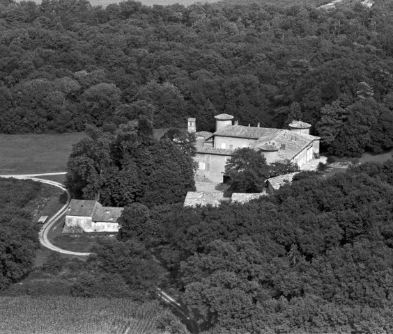 Vue aérienne du château de la Gardette maison forte du XIIIe siècle, remaniée au XVIe siècle.