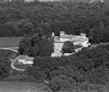 Vue aérienne du château de la Gardette maison forte du XIIIe siècle, remaniée au XVIe siècle.
