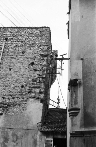 Chabeuil.- Angle nord-est de la porte du village et niche à statuette.