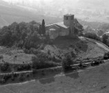 Vue aérienne de l'église romane saint-Pierre.