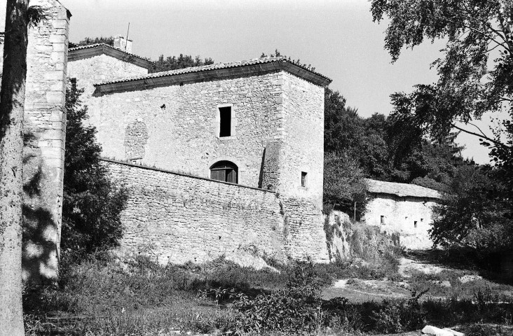 Montjoux. - Façade nord du château (XVe s.) et dépendances.