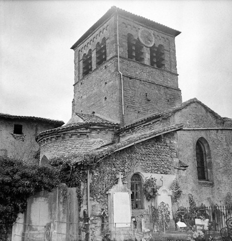 Manthes. - L'église Saint-Pierre et le cimetière.