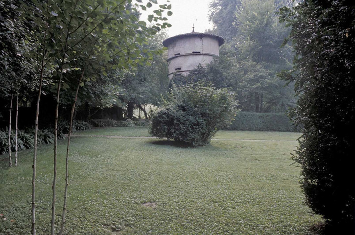 Saint-Thomas-en-Royans.- Le pigeonnier dans le parc de la Chatronnière.