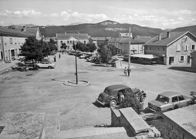 Vassieux-en-Vercors.- Place des Martyrs.