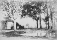 Charols, château de Salettes. - Les arcades et le bord du bassin.