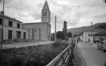 Bouvières. - L'église Saint-Antoine et la rivière le Roubion.