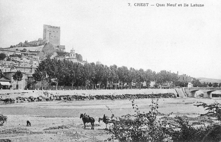 Vue de la ville et des quais de la Drôme.