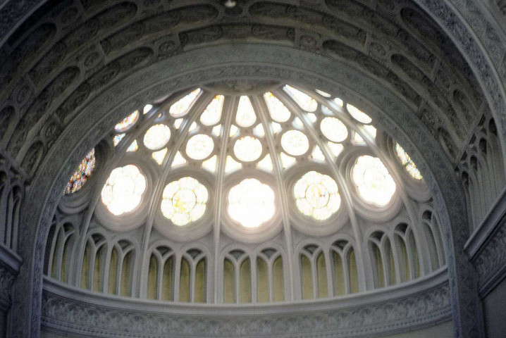 Châteauneuf-de-Galaure.- L'abside ajourée de l'église.