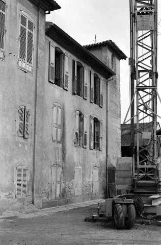 Allex. - Façade est du château de l'Isle.