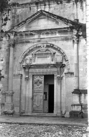 Grignan. - Le porche de la collégiale Saint-Sauveur.