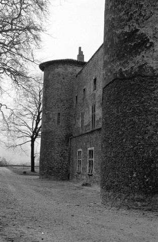 Saint-Vallier. - La façade est côté jardin du château.