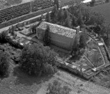 Vue aérienne de l'église Sainte-Catherine et du cimetière.