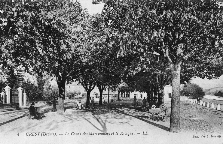 Crest. - Le Cours des Marronniers et le Kiosque.