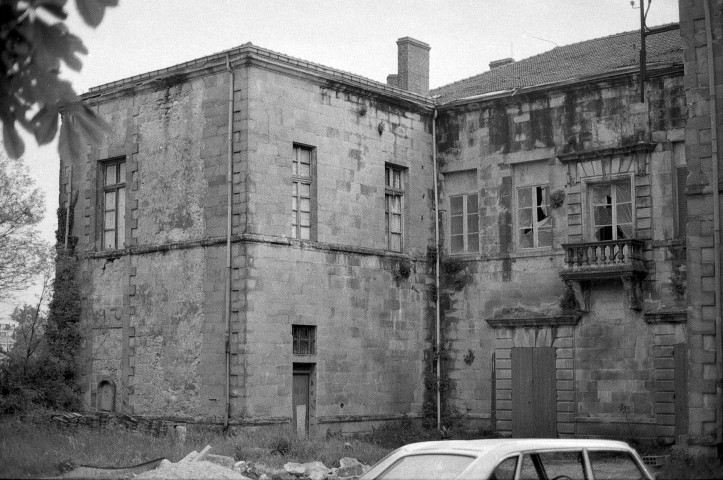 Chatuzange-le-Goubet. - L'aile sud-est du château de Pizançon.