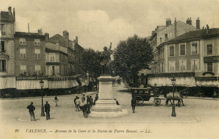 Valence. - Avenue de la gare et la statue de Pierre Bancel.