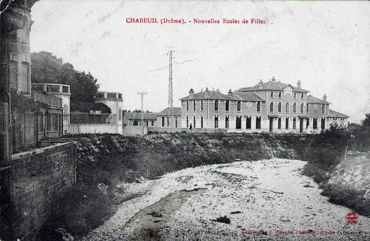 Le groupe scolaire et la Véore.